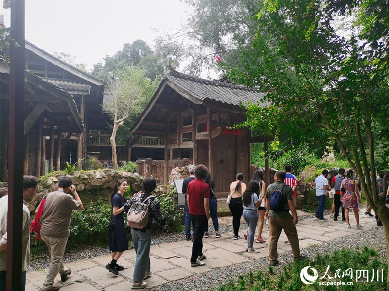 Sichuan: jornalistas da América Latina visitam marcos do distrito de Qionglai