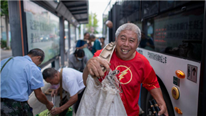 Rota de ônibus dedicada ajuda agricultores a vender alimentos frescos em mercados urbanos




Antes do nascer do sol, mais de uma dúzia de agricultores se reúnem na Estação He num subúrbio de Wuhan, esperando por um ônibus especial, junto com cestas e sacos cheios de frutas e vegetais frescos da estação.



 