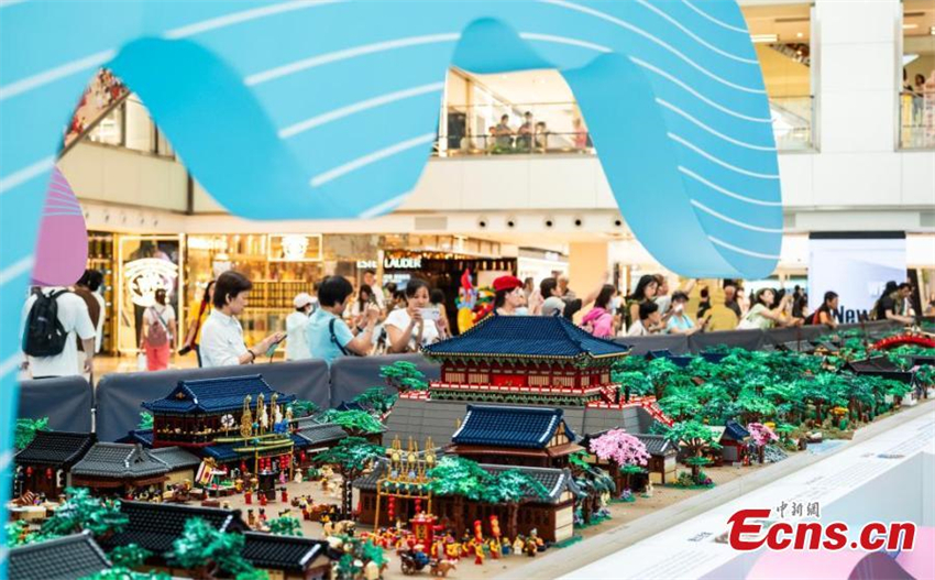 As pessoas tiram fotos da maior versão de Lego do mundo da pintura chinesa "Ao longo do Rio Durante o Festival de Qingming" em um centro comercial na Região Administrativa Especial de Hong Kong, em 25 de setembro de 2024.