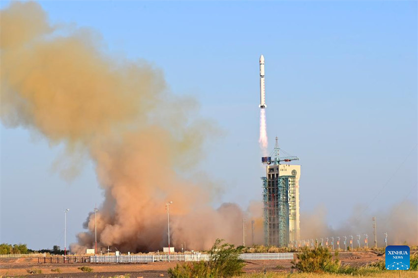 China lança primeiro satélite experimental reutilizável e retornável