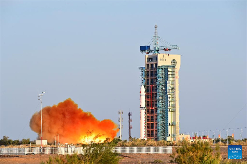 China lança primeiro satélite experimental reutilizável e retornável