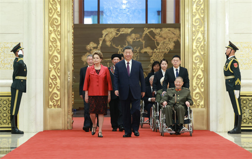 Xi Jinping concede medalhas e títulos honorários nacionais