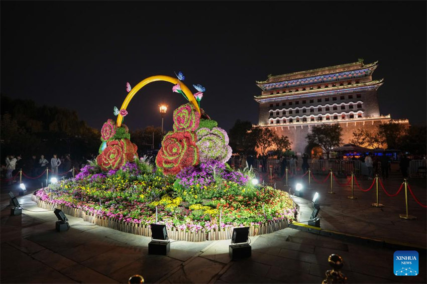 Turistas visitam a Rua Qianmen e a torre de flechas do Portão Zhengyang em Beijing, capital da China, em 26 de setembro de 2024.