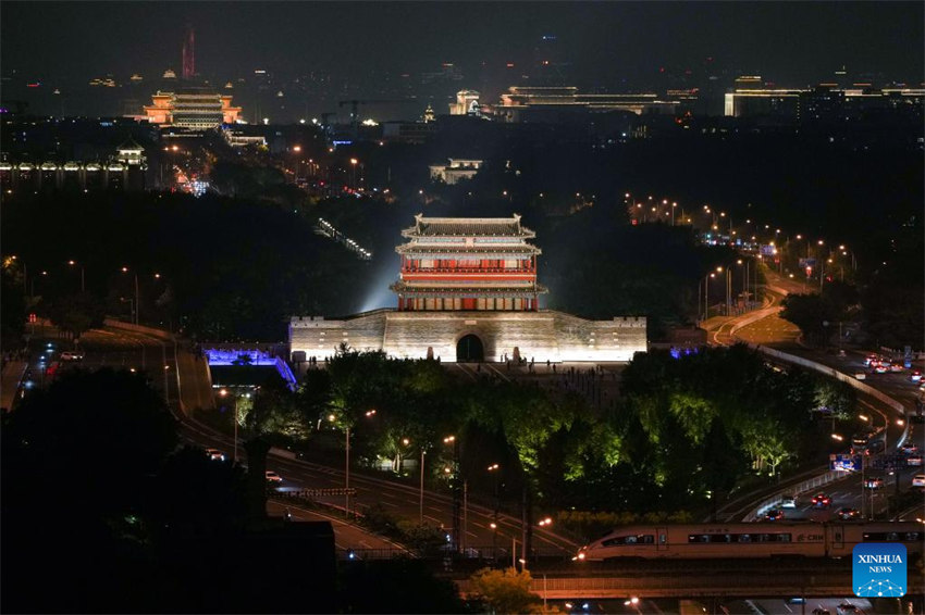 Marcos históricos de Beijing recebem iluminação para celebrar o 75º aniversário da fundação da RPC