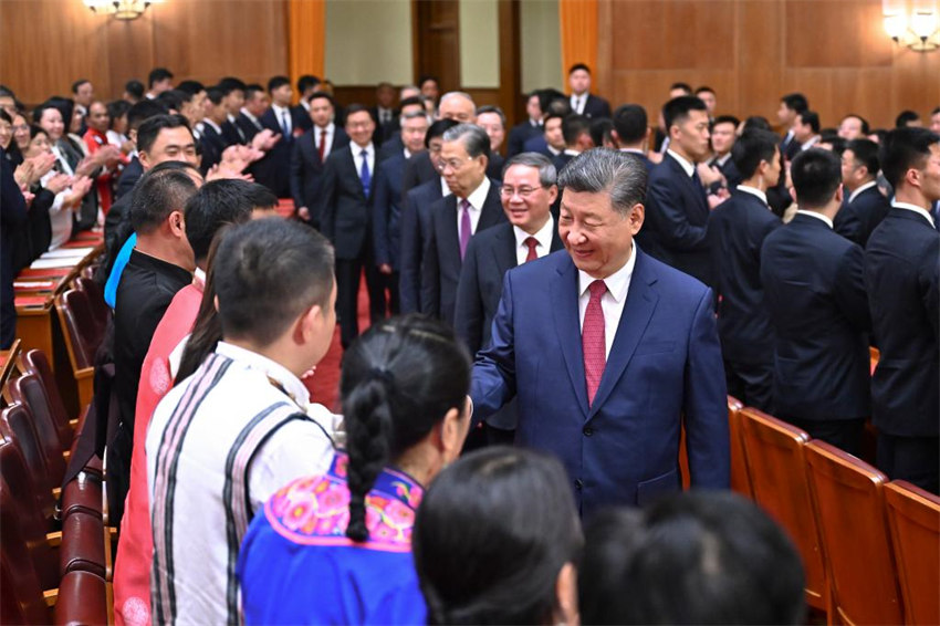 Realizado concerto marcando 75º aniversário de fundação da República Popular da China