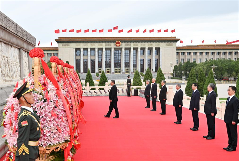 Xi Jinping homenageia heróis falecidos no Dia dos Mártires