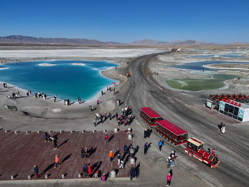 Lago Esmeralda em Qinghai atrai turistas