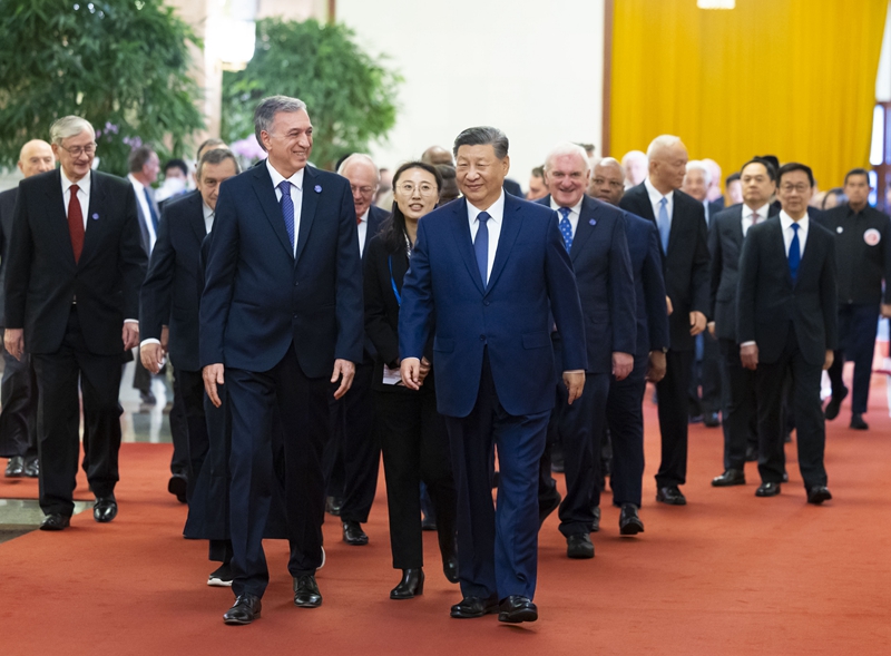 Xi Jinping reúne-se com convidados estrangeiros que participam da Conferência Internacional de Amizade da China