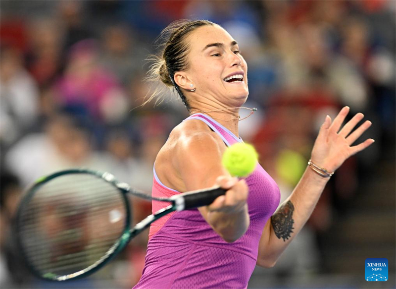 Aryna Sabalenka derrota Zheng Qinwen, vencendo Wuhan Open