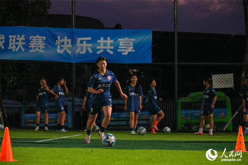 Adolescentes chinesas praticam futebol de campo