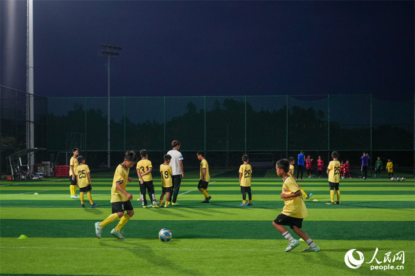 Adolescentes chinesas praticam futebol de campo