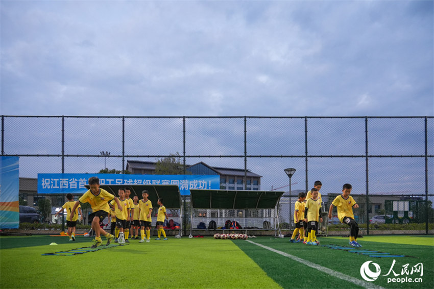 Adolescentes chinesas praticam futebol de campo