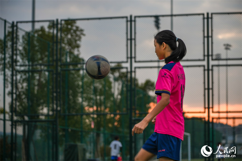 Adolescentes chinesas praticam futebol de campo