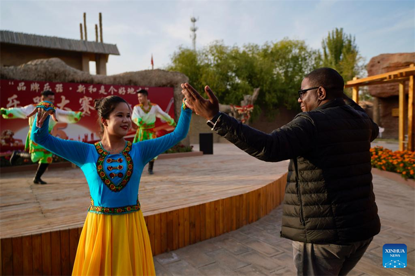 Participantes da 6ª Cúpula Mundial de Mídia visitam Xinjiang