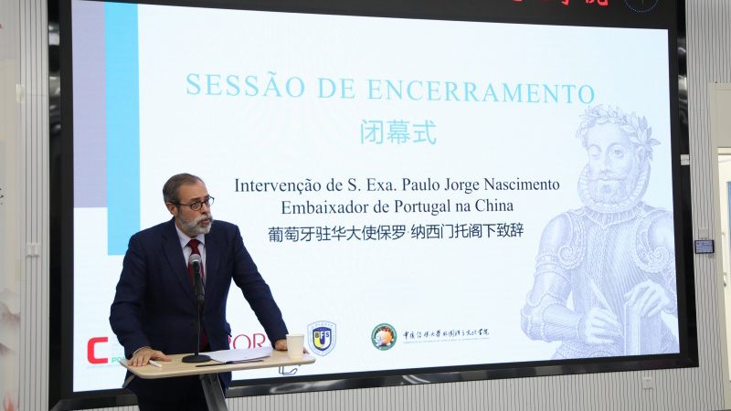 Simpósio comemorativo do 500º aniversário de Luís de Camões realizado em Beijing O embaixador de Portugal na China, Paulo Jorge Nascimento, participou no simpósio comemorativo do 500º aniversário de Luís de Camões. 