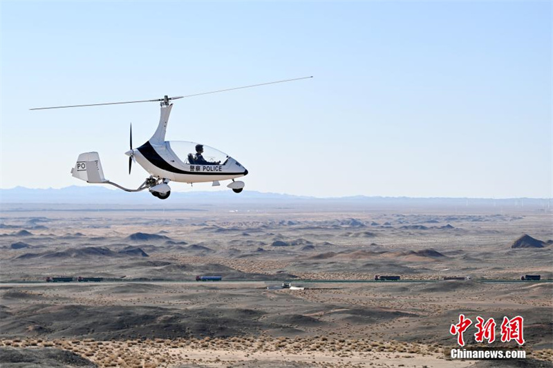 Gansu com equipe policial aérea inovadora no deserto Gobi