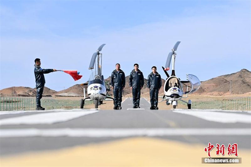 Gansu com equipe policial aérea inovadora no deserto Gobi