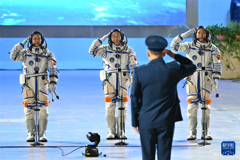 Realizada cerimônia de despedida para astronautas chineses da missão Shenzhou-19