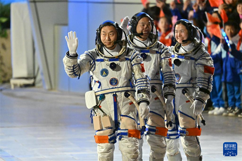 Realizada cerimônia de despedida para astronautas chineses da missão Shenzhou-19