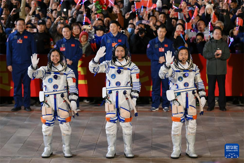 Realizada cerimônia de despedida para astronautas chineses da missão Shenzhou-19