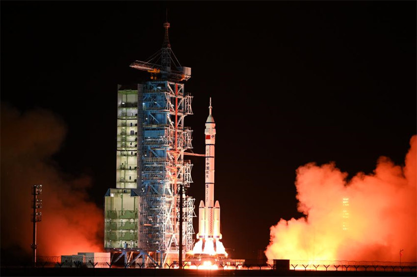 China lança nave espacial tripulada Shenzhou-19