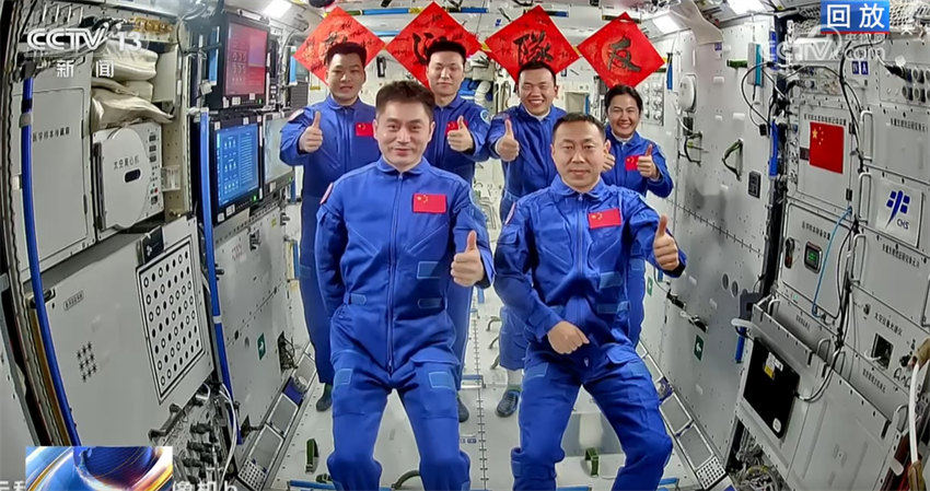 Astronautas da Shenzhou-19 entram na estação espacial