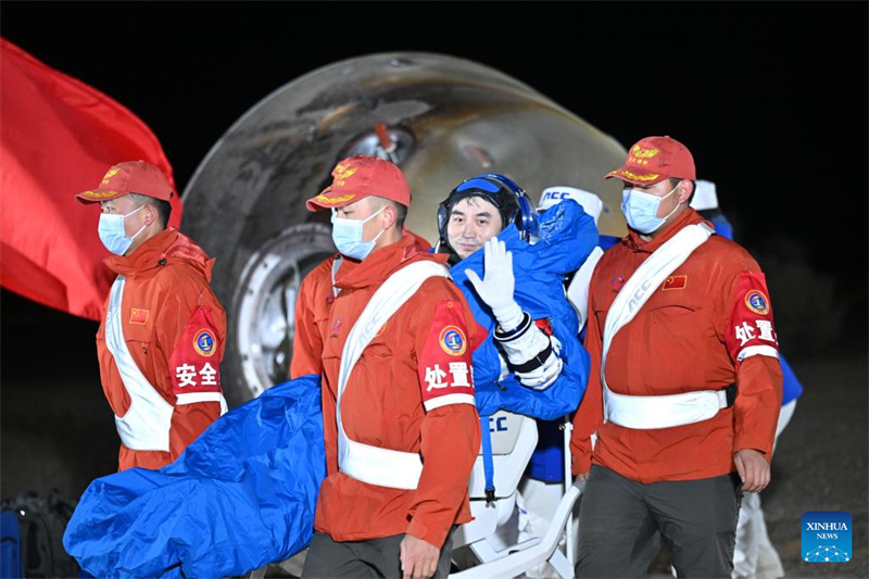 Shenzhou-18: astronautas chineses regressam à Terra em segurança