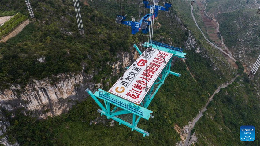 Guizhou: primeira viga de treliça de aço da ponte sobre o Grand Canyon de Huajiang a postos para a instalação