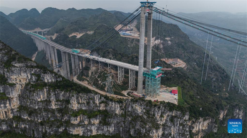 Guizhou: primeira viga de treliça de aço da ponte sobre o Grand Canyon de Huajiang a postos para a instalação