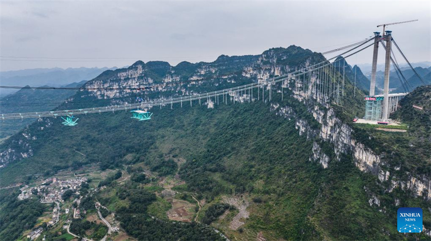 Guizhou: primeira viga de treliça de aço da ponte sobre o Grand Canyon de Huajiang a postos para a instalação