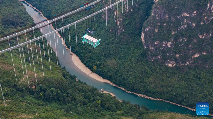 Guizhou: primeira viga de treliça de aço da ponte sobre o Grand Canyon de Huajiang a postos para a instalação