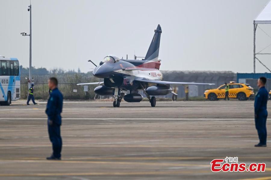 Aeronaves militares prontas para serem apresentadas no Airshow China