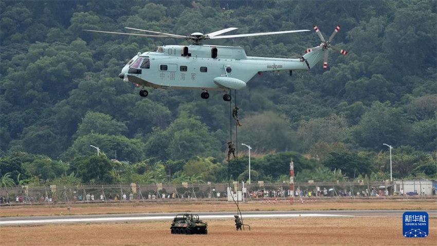 Helicóptero de transporte Z-8C realiza voo de teste em 10 de novembro.