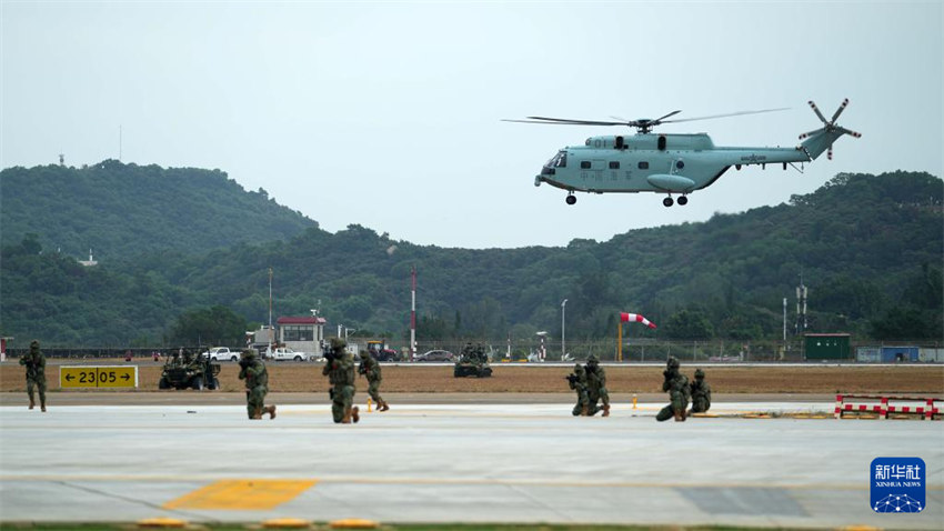 Helicópteros a bordo de porta-aviões da marinha chinesa realizam voos de teste antes do Zhuhai Airshow