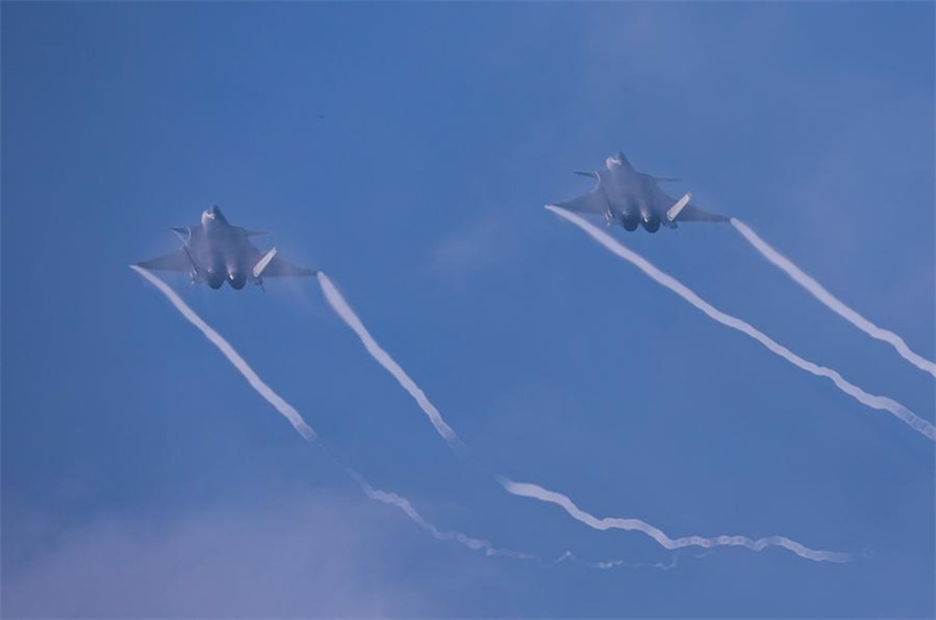 Os caças furtivos J-20 da China se apresentam em formação durante o Airshow China em Zhuhai, província de Guangdong, no sul da China, em 12 de novembro de 2024. (Liu Dawei/Xinhua)