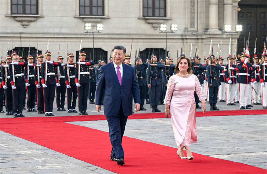 Xi Jinping reúne-se com a presidente peruana