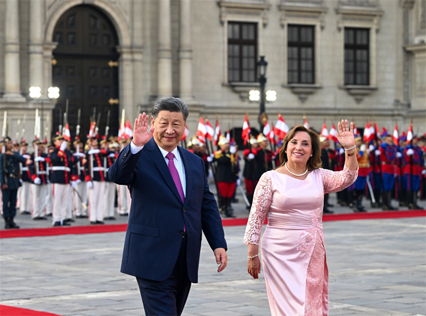 Xi Jinping reúne-se com a presidente peruana