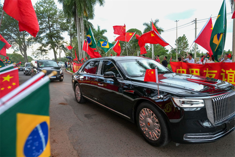 Xi Jinping chega a Brasília para visita de Estado ao Brasil