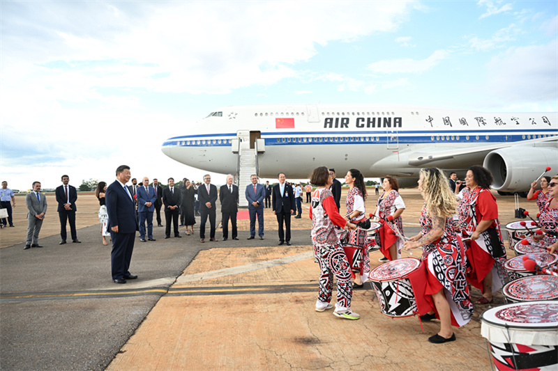 Xi Jinping chega a Brasília para visita de Estado ao Brasil