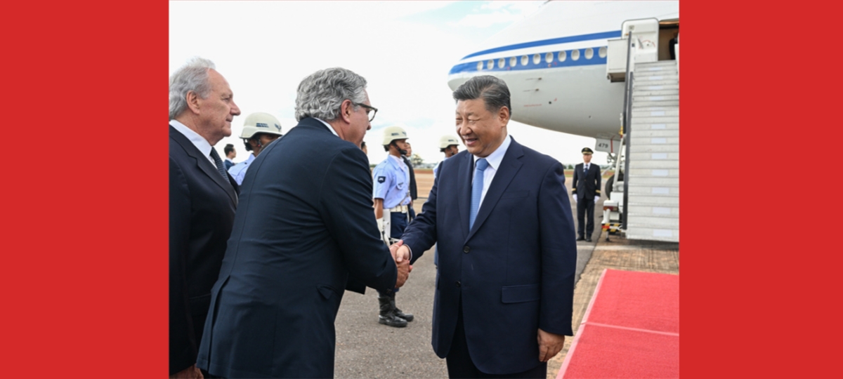 Xi Jinping chega a Brasília para visita de Estado ao Brasil