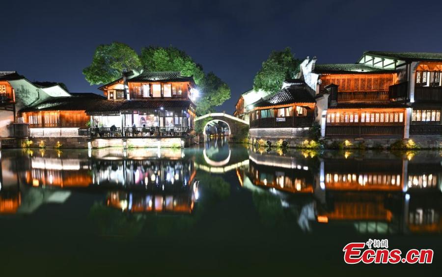 Cenário noturno deslumbrante da cidade aquática de Wuzhen