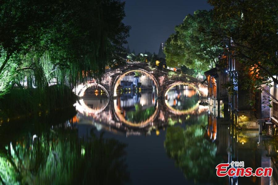 Cenário noturno deslumbrante da cidade aquática de Wuzhen