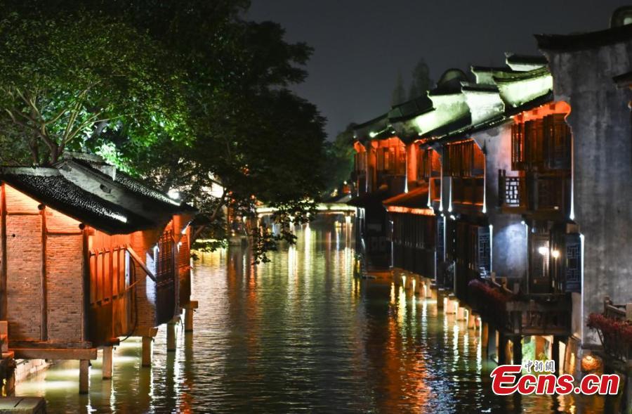 Cenário noturno deslumbrante da cidade aquática de Wuzhen