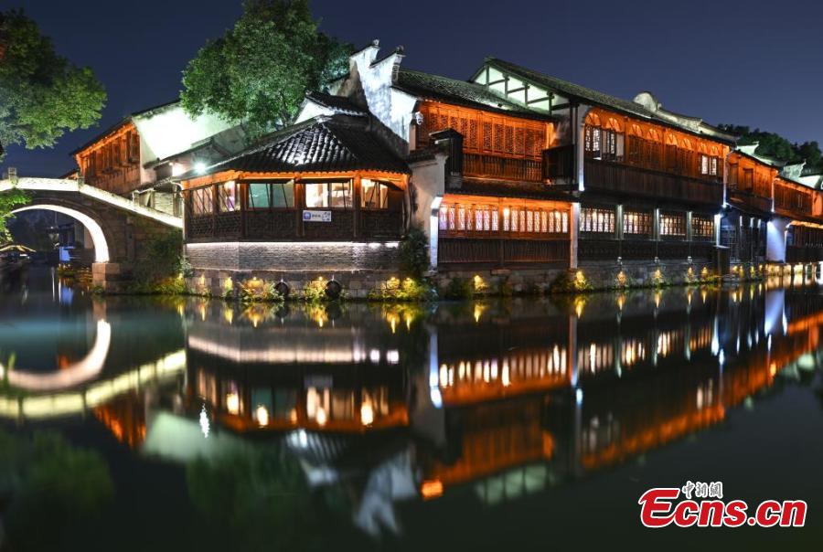 Cenário noturno deslumbrante da cidade aquática de Wuzhen