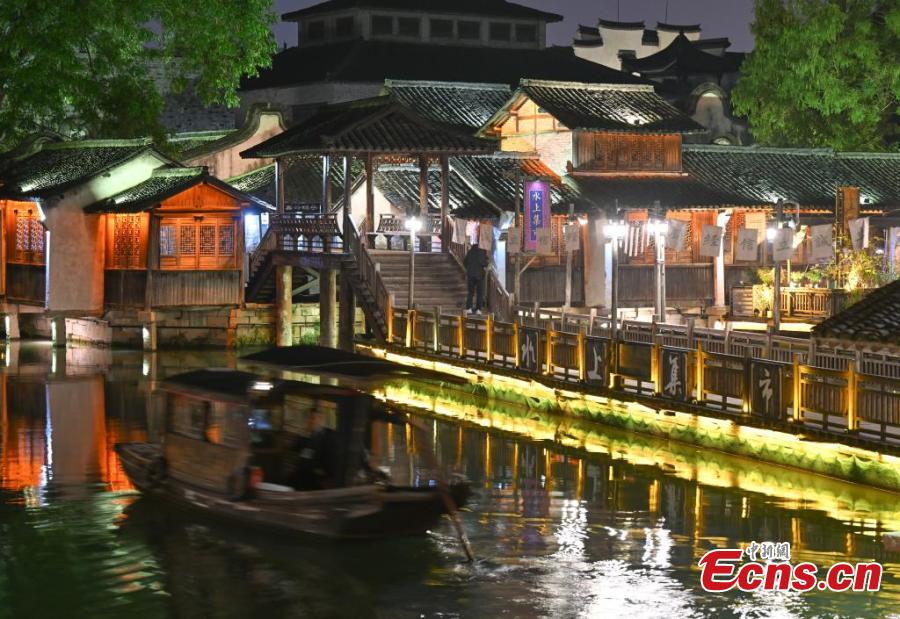 Cenário noturno deslumbrante da cidade aquática de Wuzhen