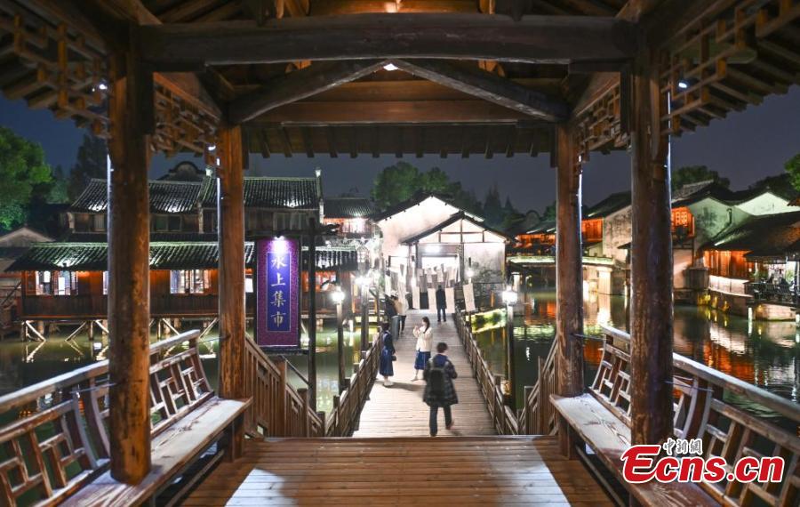 Cenário noturno deslumbrante da cidade aquática de Wuzhen