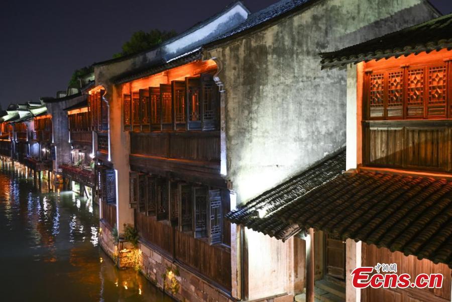 Cenário noturno deslumbrante da cidade aquática de Wuzhen