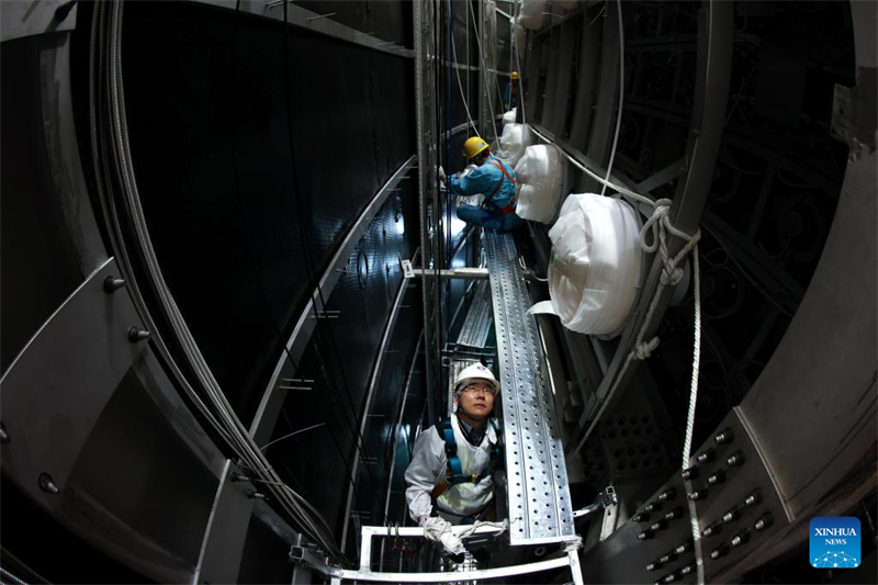 Observatório Subterrâneo de Neutrinos de Jiangmen em construção