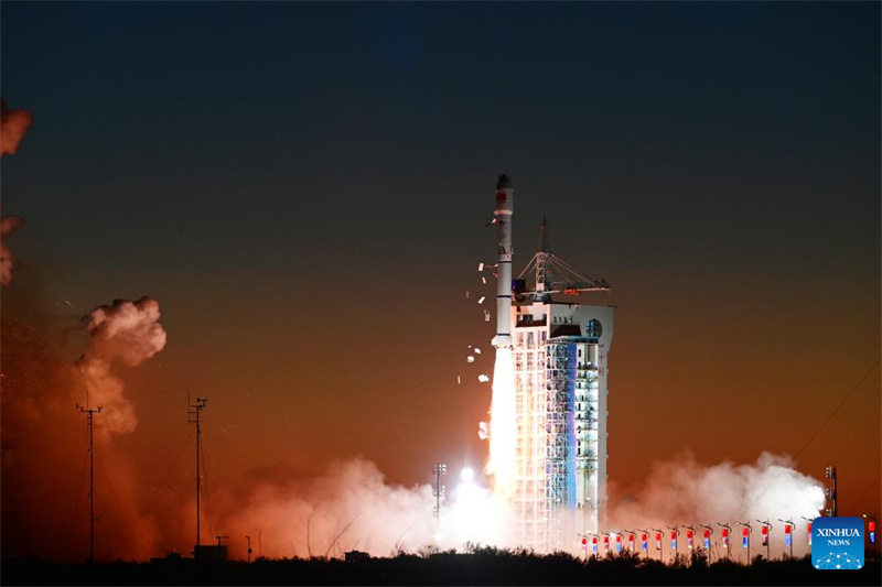 China lança dois novos satélites com sucesso