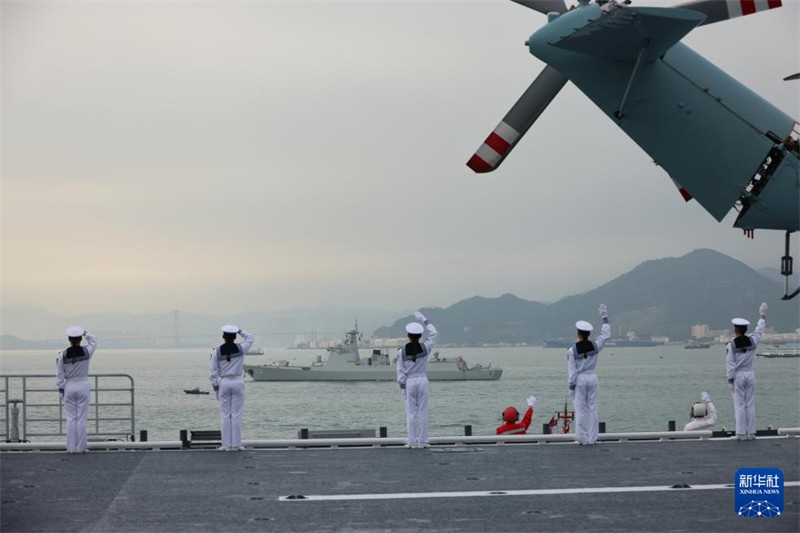 Frota de navios da Marinha chinesa conclui com sucesso a visita a Hong Kong e regressa à base